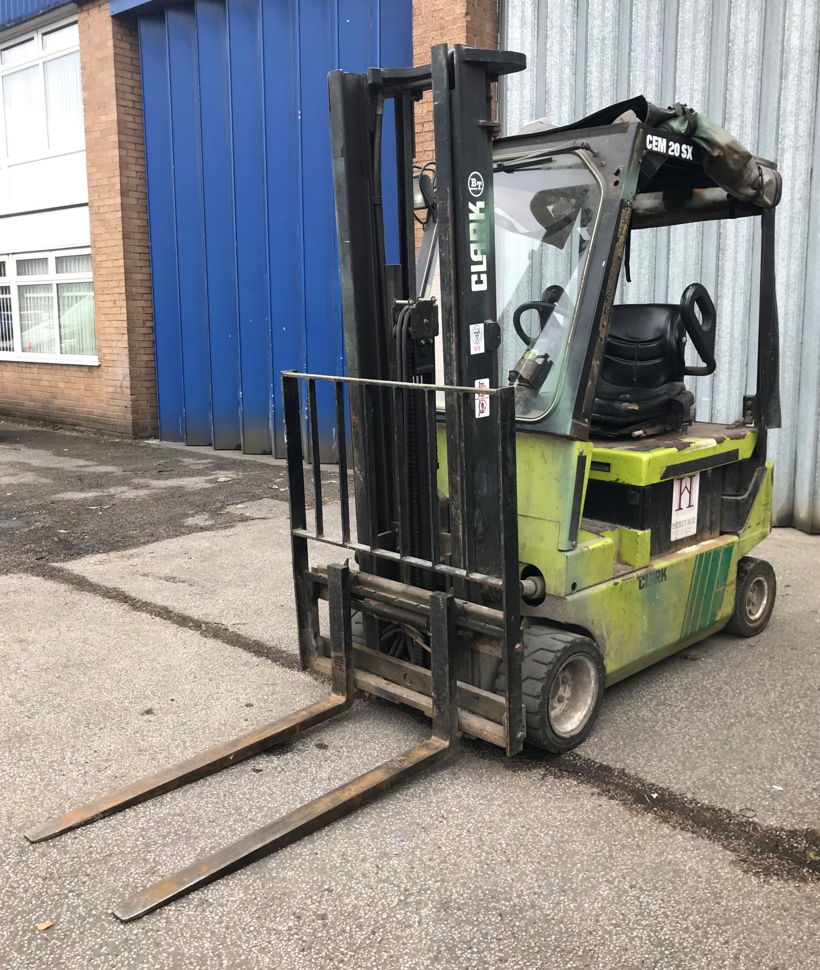 Clark CEM20SX Electric Forklift Truck | YOM: 1999 | Hours: 2374.1 w/ Charger