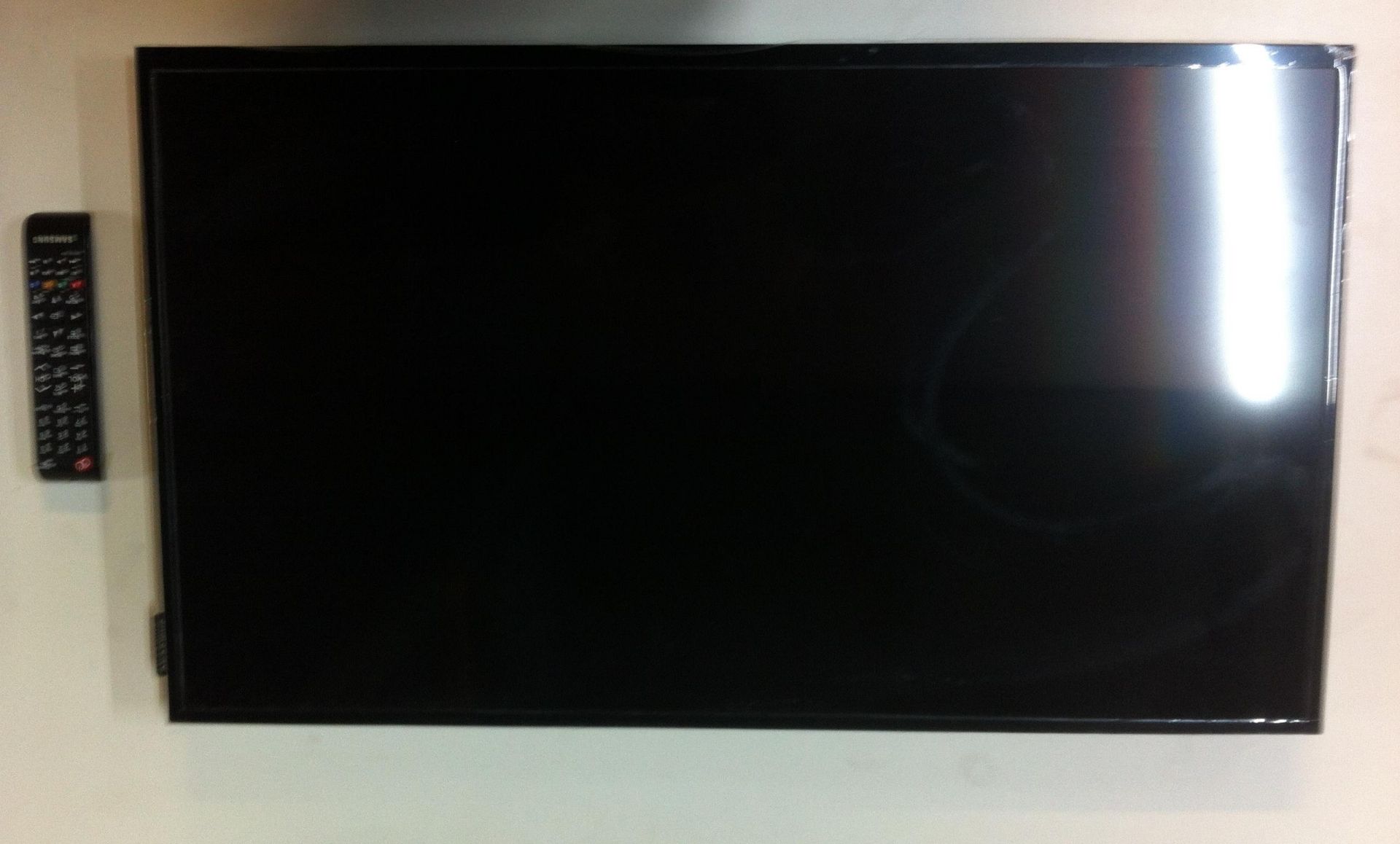 Samsung 31.5" LED LFD TV - Bild 2 aus 3