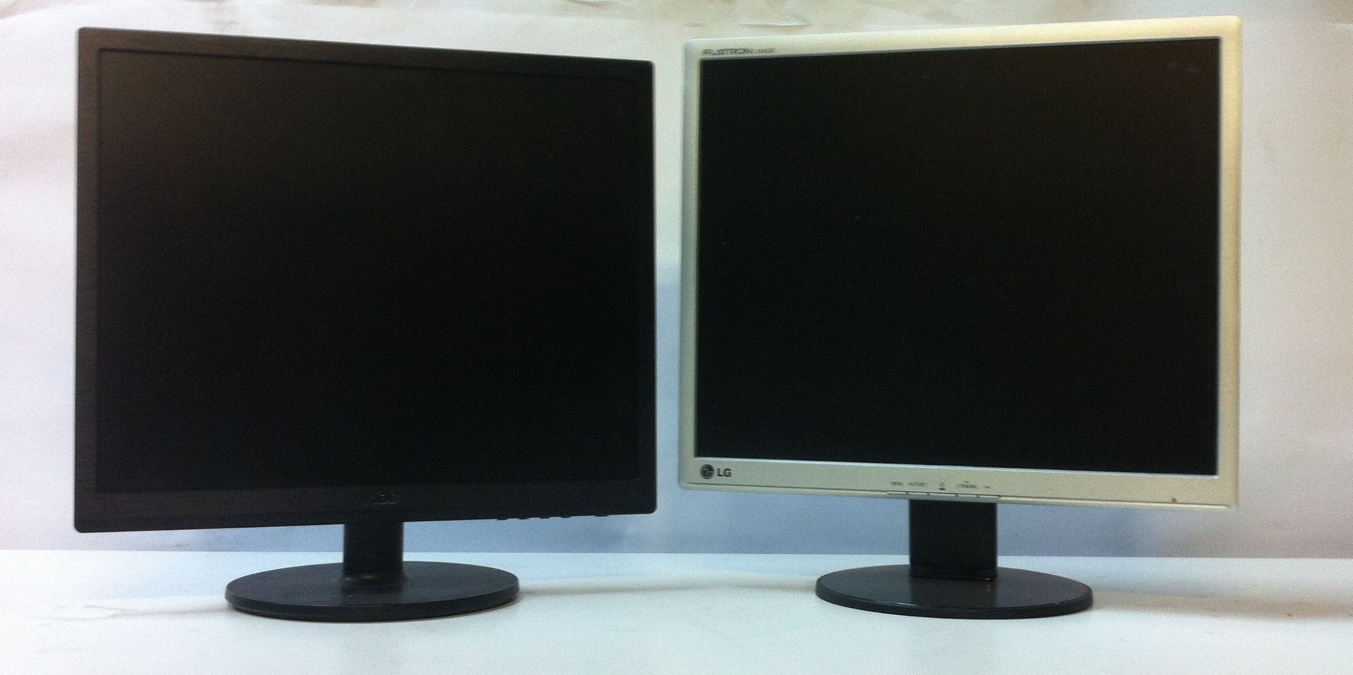 11 x PC Monitors. See description. - Image 3 of 3