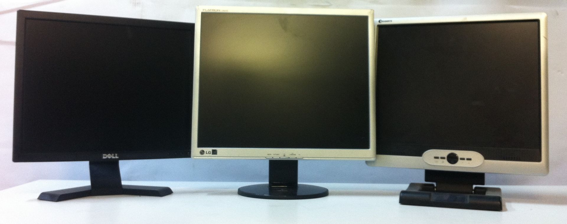 11 x PC Monitors. See description. - Image 2 of 3