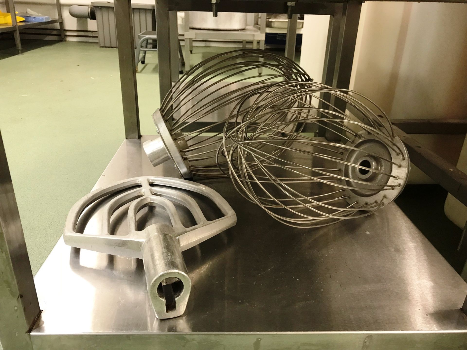 Hobart A200 20L Planetary Bench Mixer on Stainless Steel Stand w/ Flat Beater & 2 x Whisks - Image 3 of 5