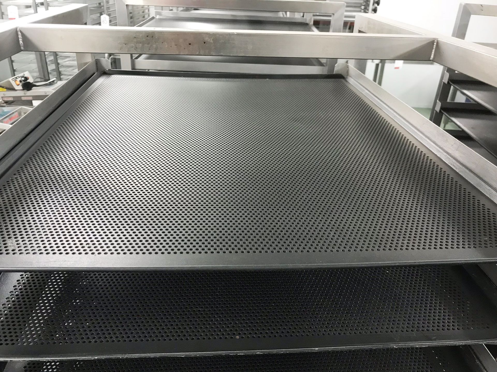 5 x 16 Tier Mobile Metal Cooling Racks w/ Trays - Image 3 of 4