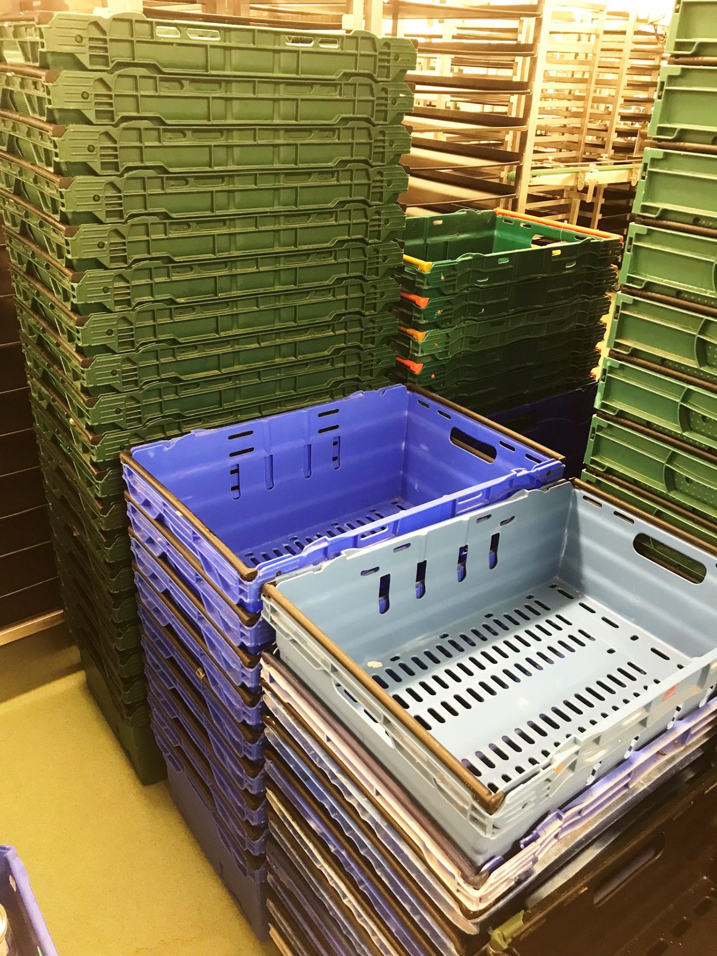 Large Quantity of Plastic Stackable Trays - As Pictured - Bild 3 aus 4