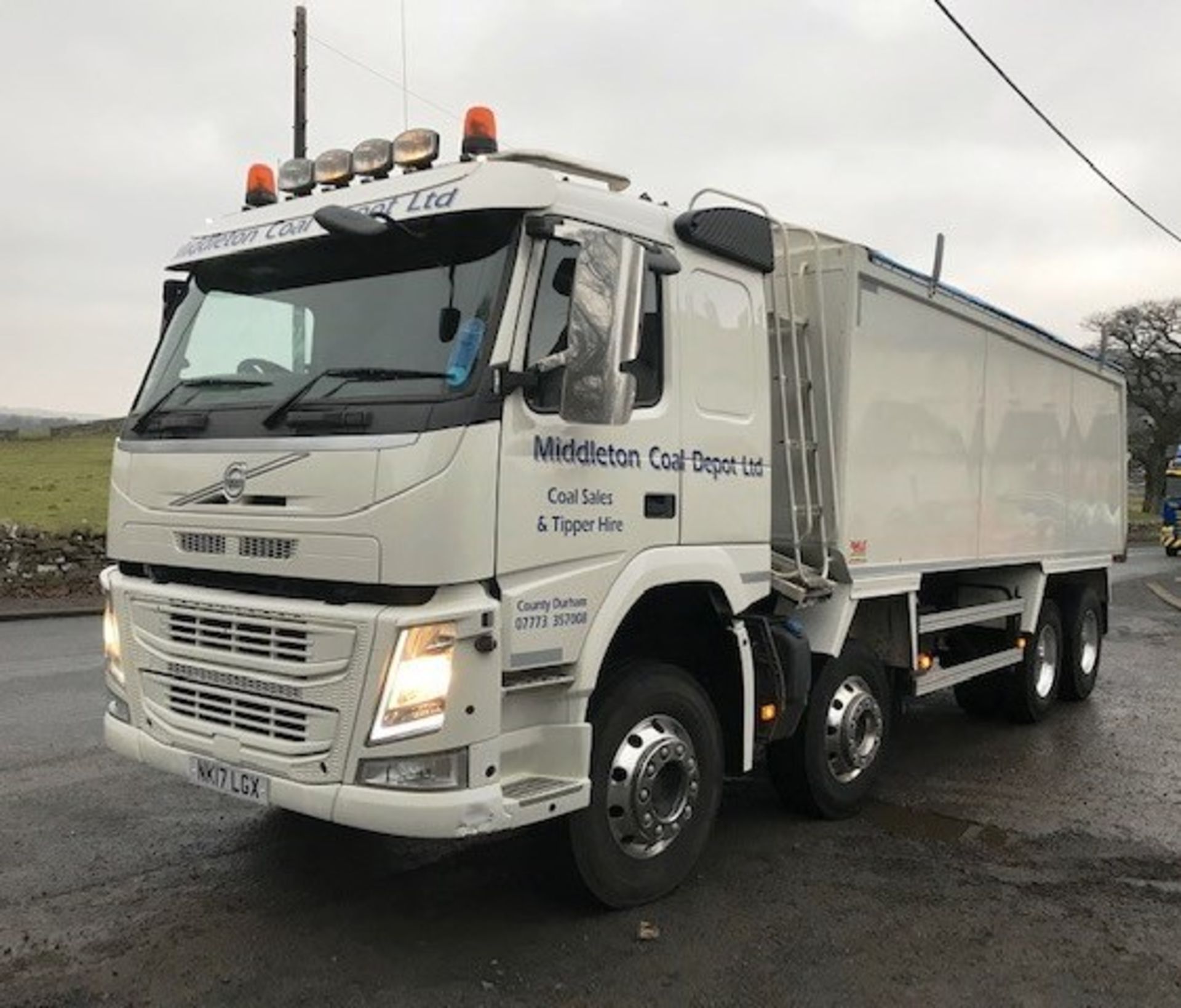 2017 | Volvo FM450 8x4 Sleeper Cab w/ Aliweld 5ft 10 Insulated Tipping Body | 170,000km - Image 3 of 7
