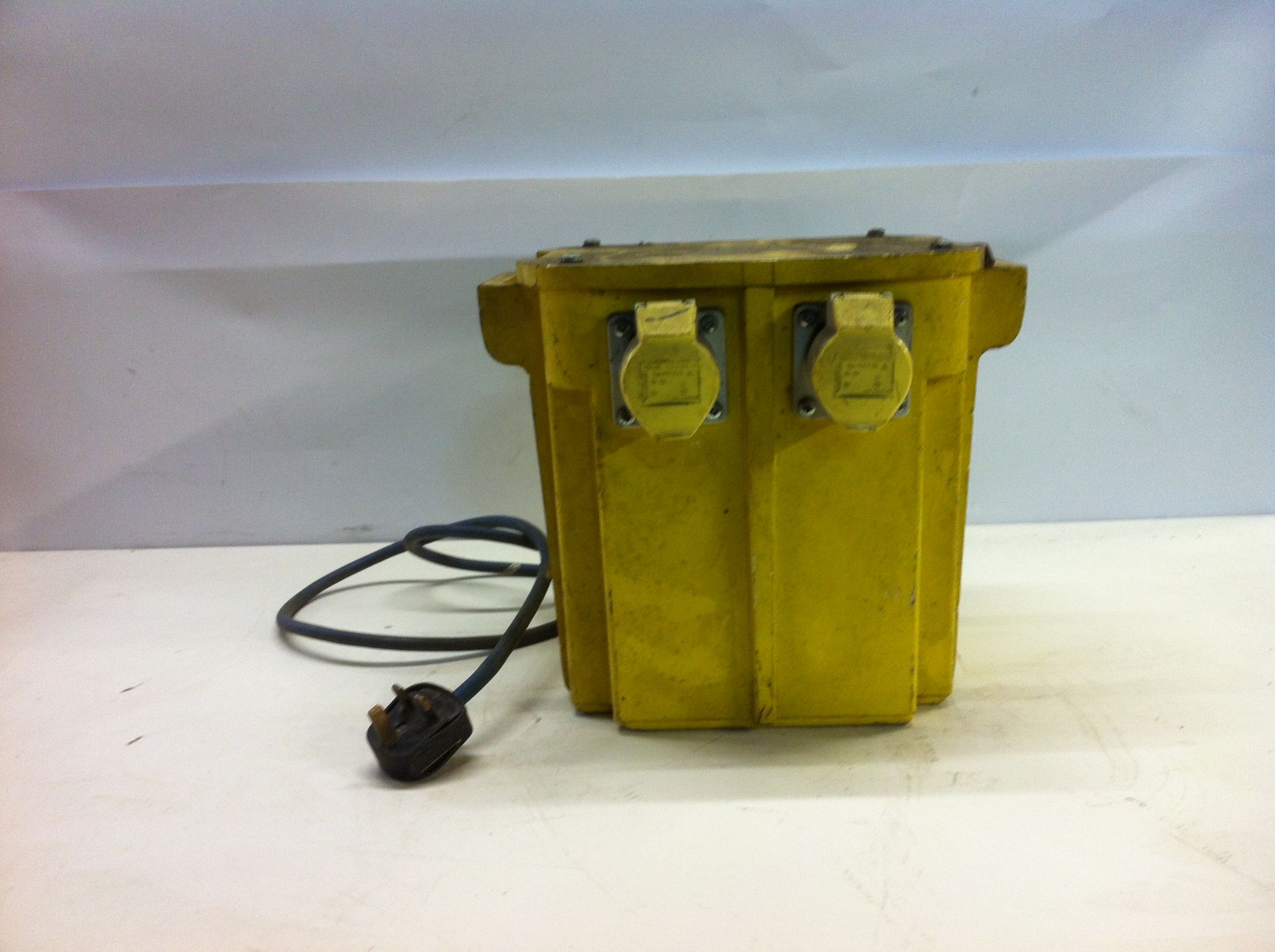 4 x 100v Single phase transformers - Image 5 of 9