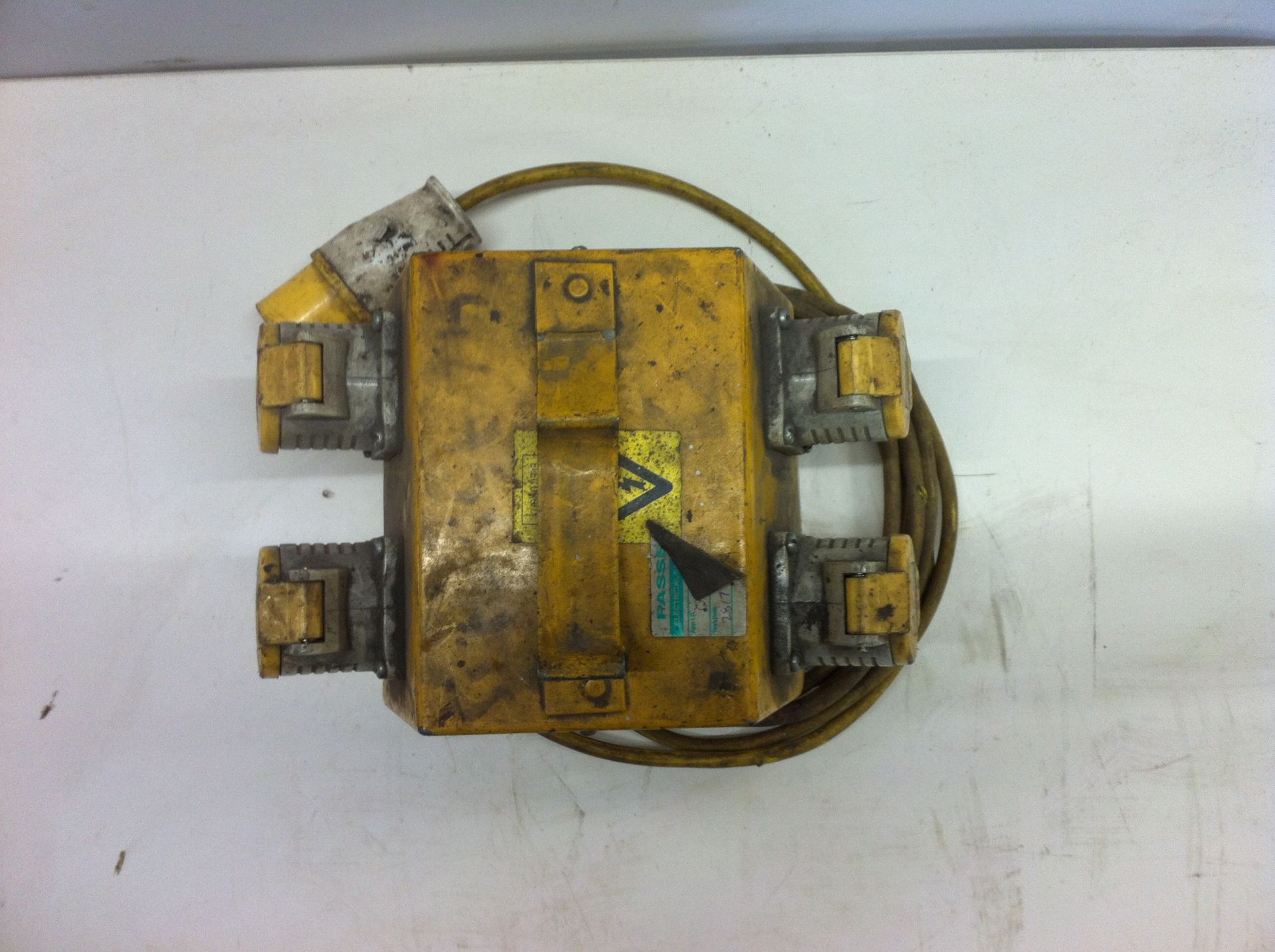 4 x 100v Single phase transformers - Image 8 of 9