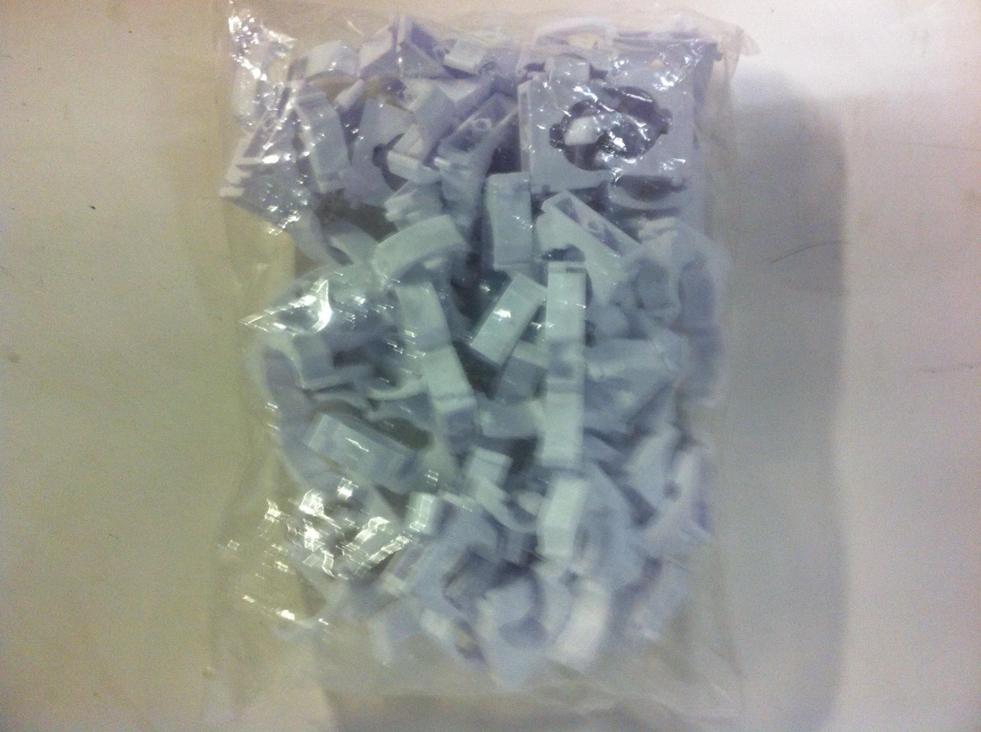 Quantity of 28mm Hinge Clips - Image 2 of 2