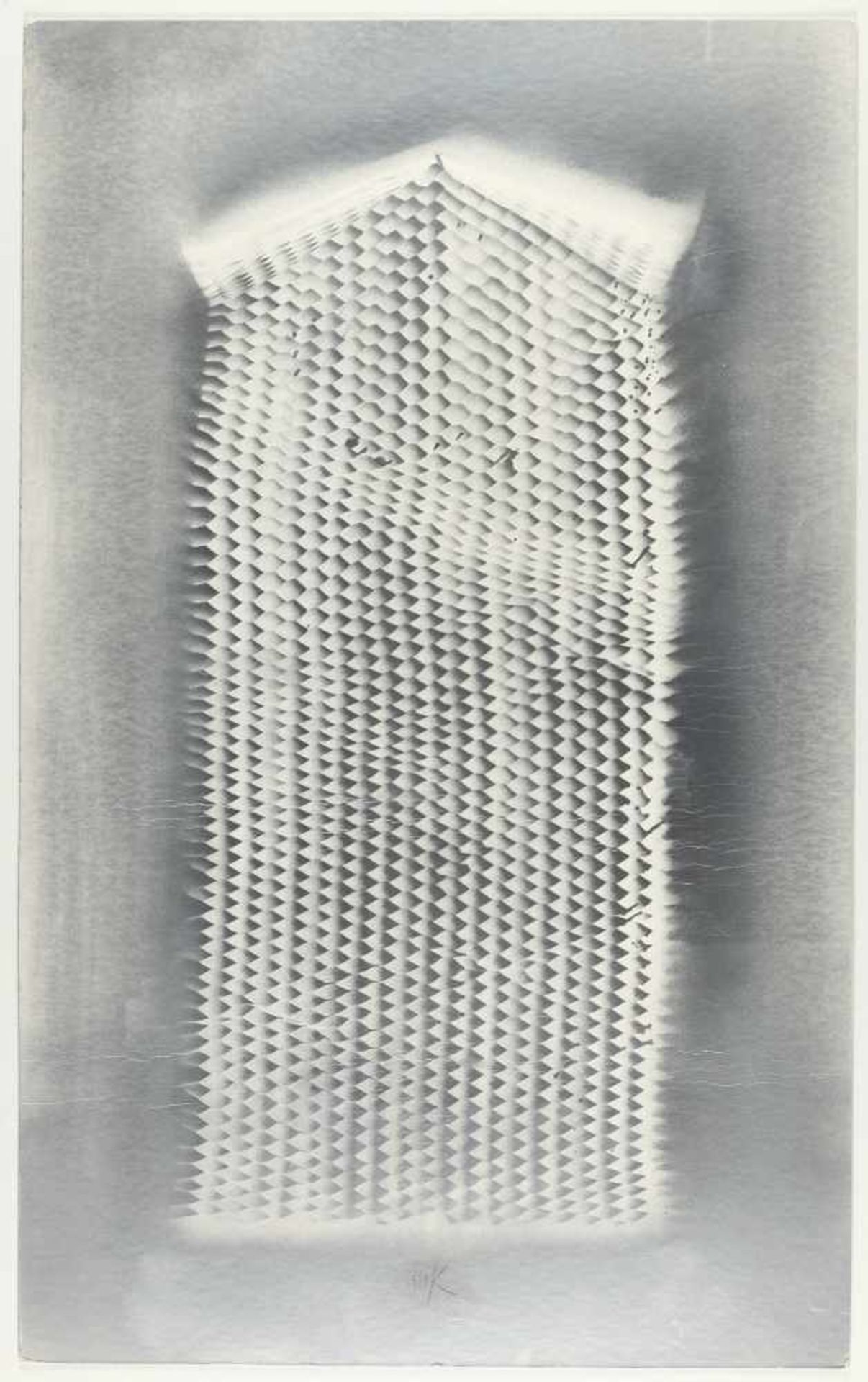 Heinz Mack Ohne Titel Silberne Sprühfarbe auf Karton. (19)63. Ca. 91,5 x 56,5 cm (blattgroß). - Image 2 of 3