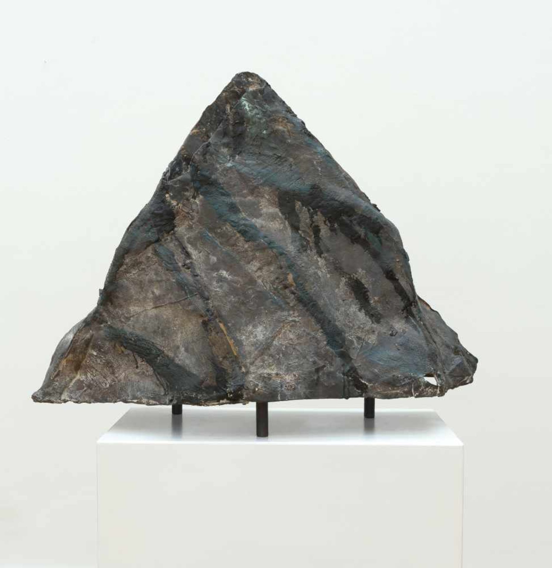 Emil Cimiotti Berg Bronze, teils farbig gefasst. (1993). Ca. 64 x 83 x 36 cm. Signiert unten - Image 4 of 7