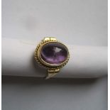 Yellow gold ring with oval amethyst - Gross weight: 4 g - - Bague en or jaune avec [...]