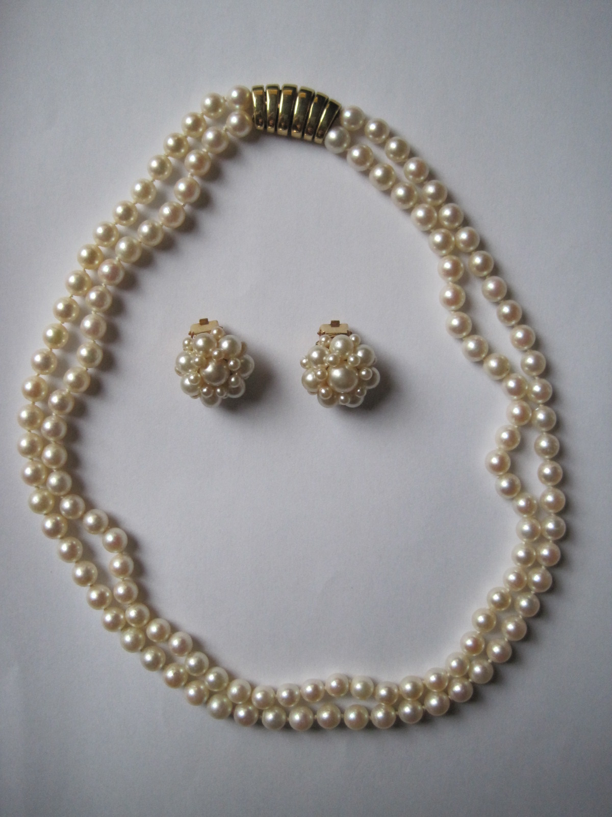 Double-row cultured pearl necklace with 18ct gold clasp and pair of 18ct yellow gold [...]