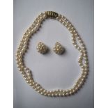 Double-row cultured pearl necklace with 18ct gold clasp and pair of 18ct yellow gold [...]