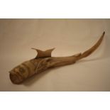 Buffalo horn carved in the shape of carnivorous fish - Lenhth: 80 cm - - Corne de [...]