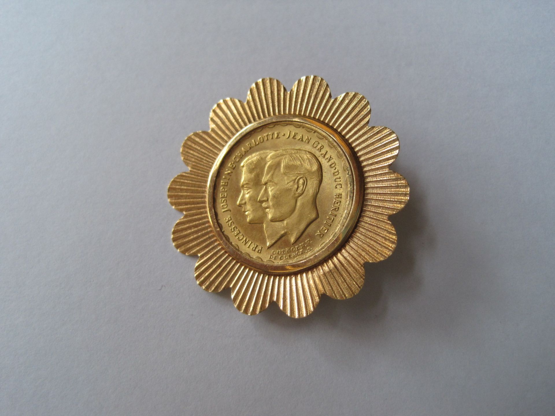 Gold coin of 20 francs 1953 mounted in 18ct gold brooch: "Wedding of Princess [...]