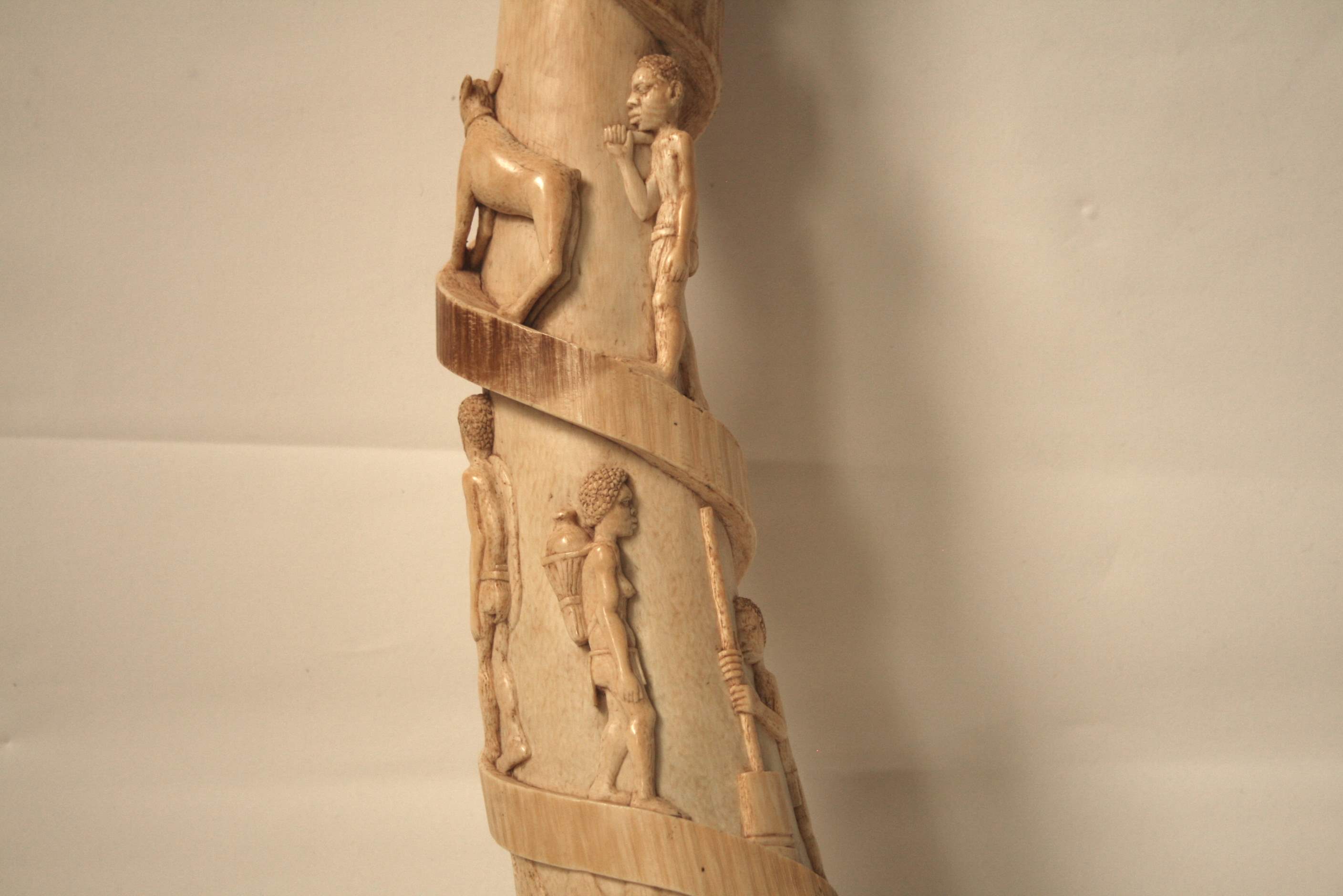 Finely carved ivory defense, helicoidal sculpture of the Life of an African village, [...] - Image 2 of 2