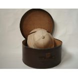 1930s hat box with a colonial hat inside "The Great House of Congo - Brussels", [...]