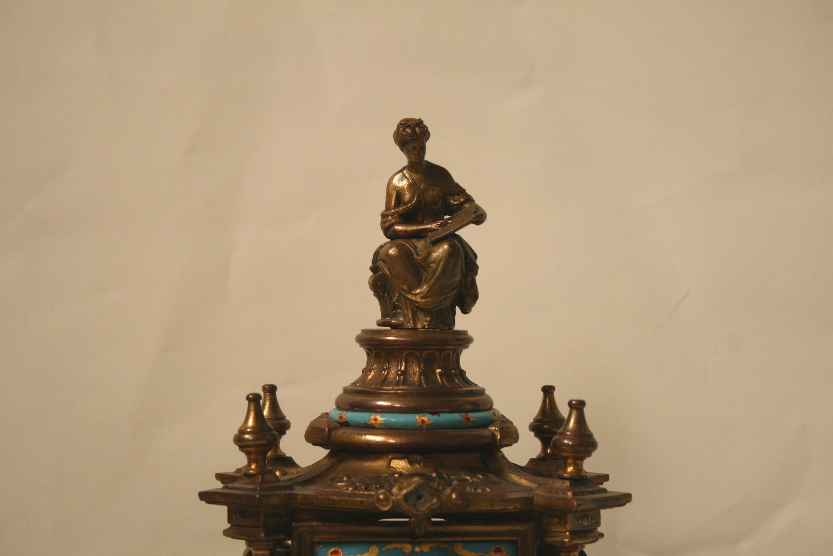 Gilded bronze clock encrusted with porcelain De Sèvres, signature on the back "16 [...] - Image 2 of 4