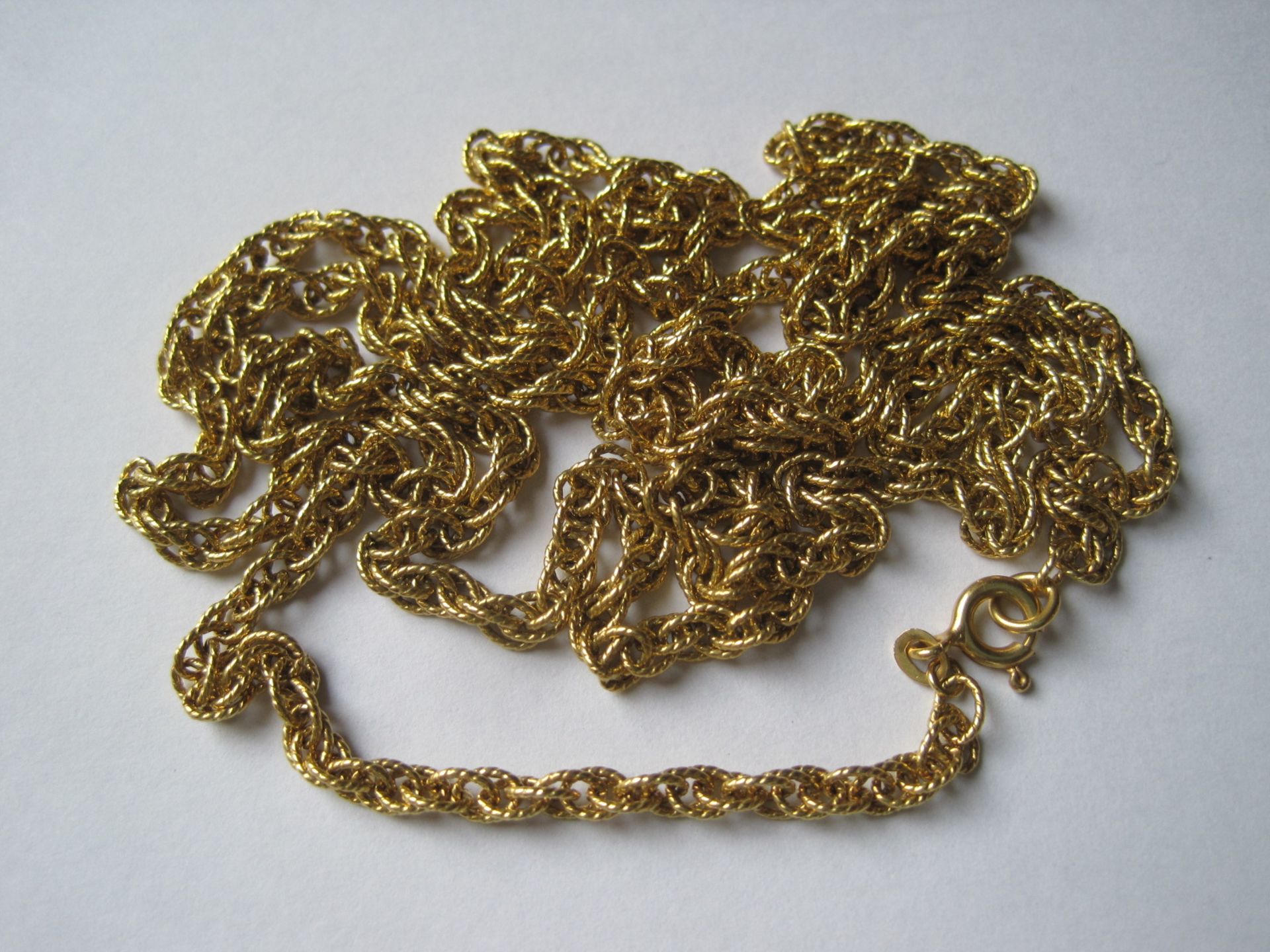 Yellow gold chain with twisted rings - Net weight: 32 g - - Chaîne en or jaune à [...]