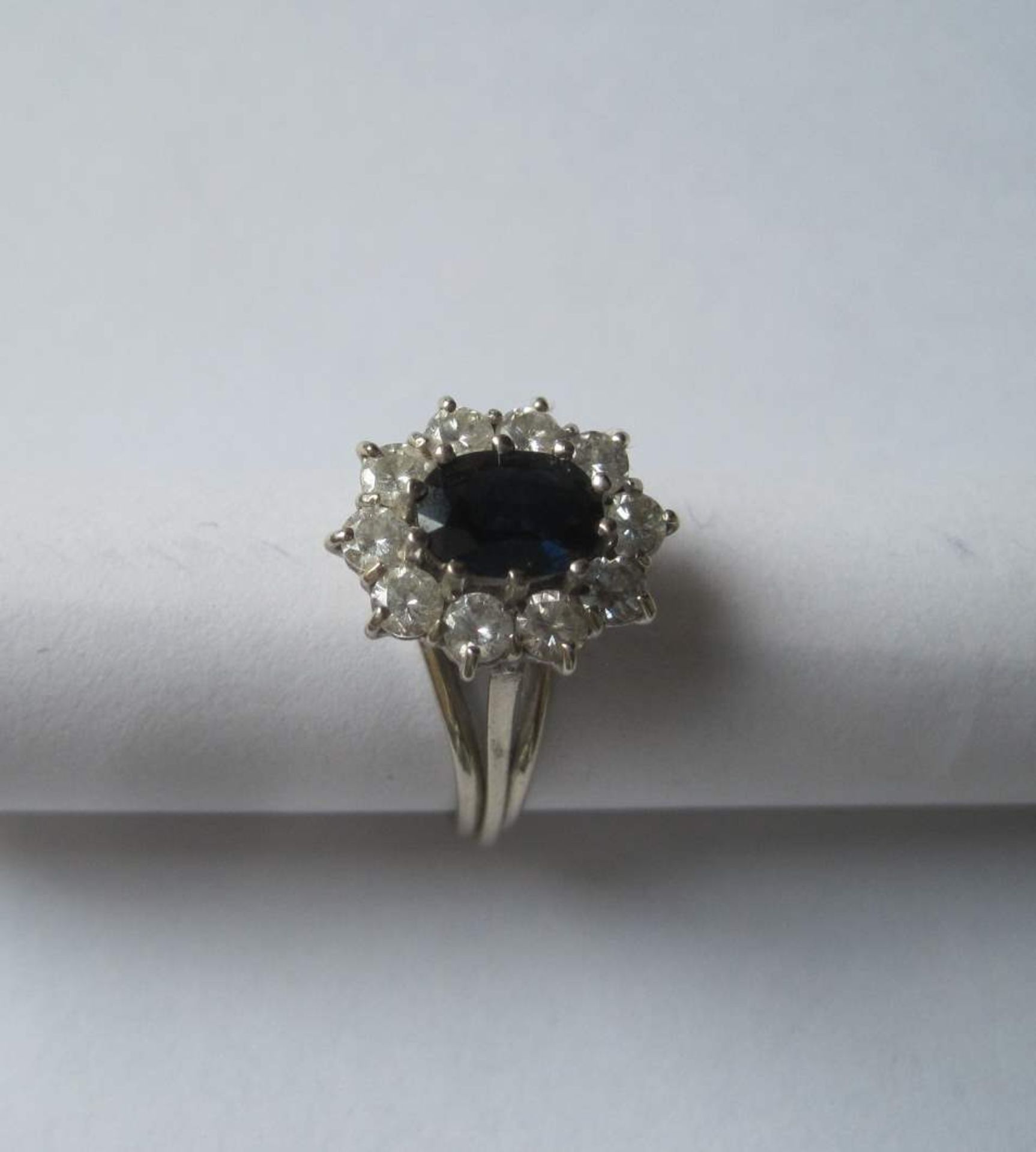 White gold fiancaille ring, oval sapphire (7 mm) surrounded by 10 diamonds, old [...]