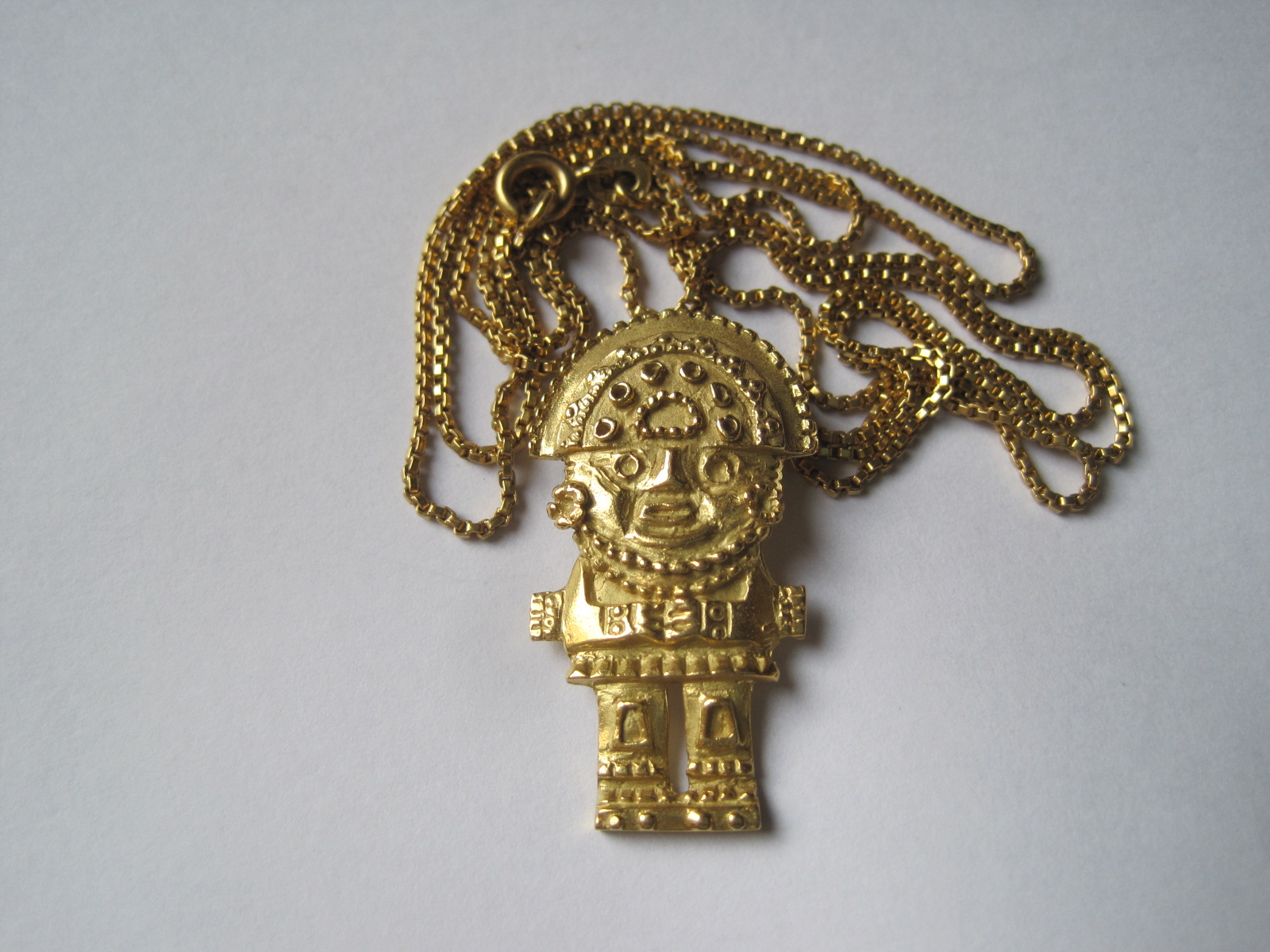 Gold chain with gold Inca pendant - Net weight: 12 g - - Chaîne en or avec [...]