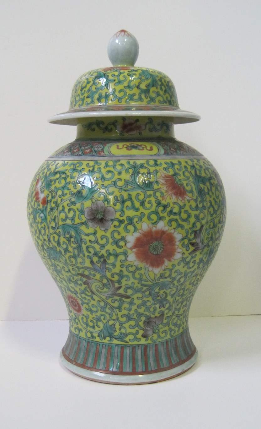 Large nineteenth-century Chinese vase with lid with flower decoration among foliage [...]