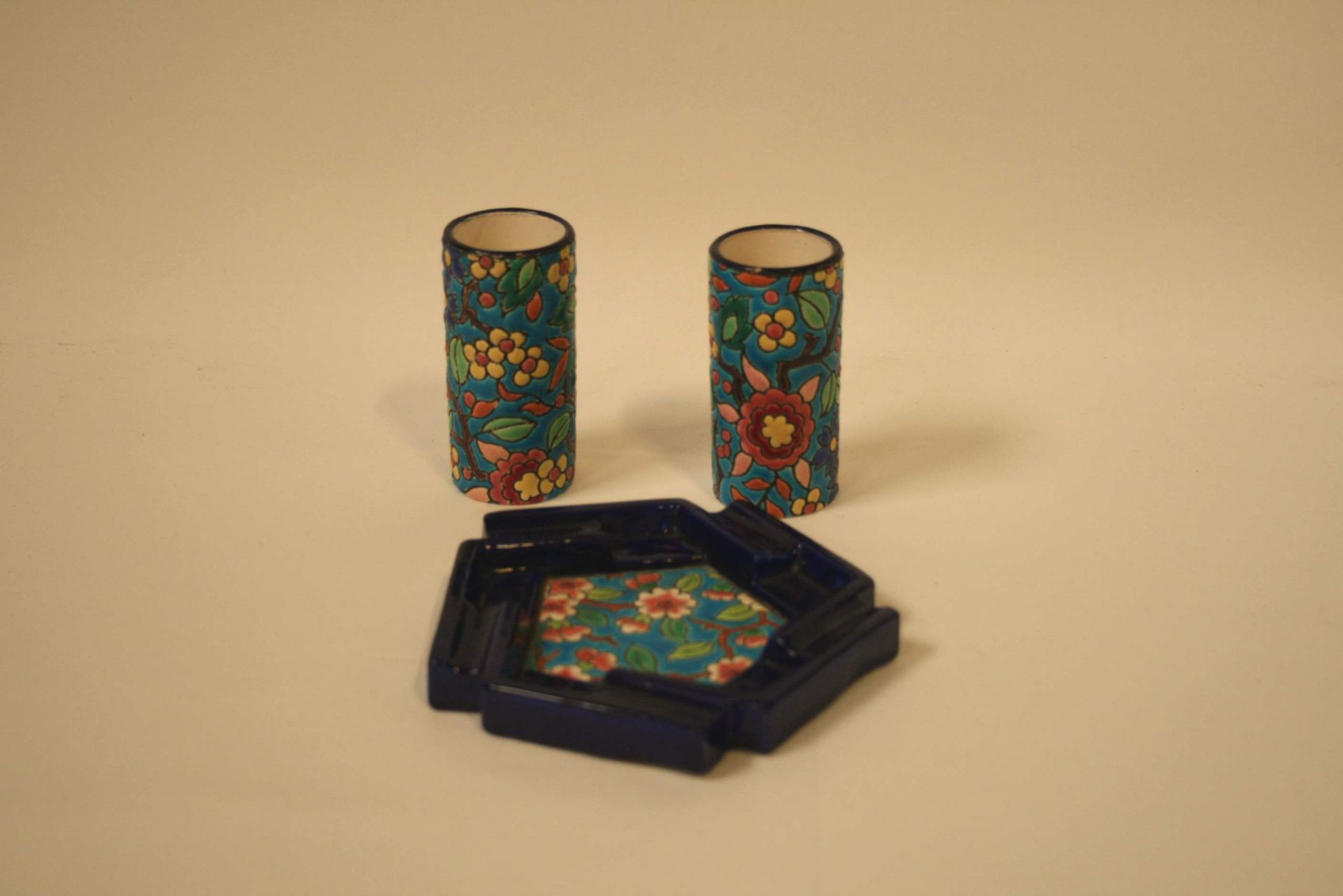 Set of Longwy enamels with 2 small vases and an ashtray, 1950s - - Ensemble d'émaux [...]