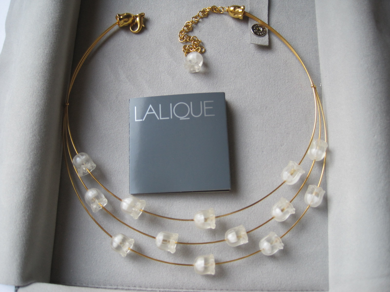 LALIQUE set: Rigid necklace with three strands of gilded metal decorated with bells [...]