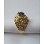 18ct gold ring with a flower of 7 sapphires mounted on a vegetable lattice - Gross [...]