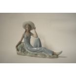 Woman lying - Porcelain brand NAO [LLADRO] (Spain) - Size: 30 cm - - Femme allongée [...]