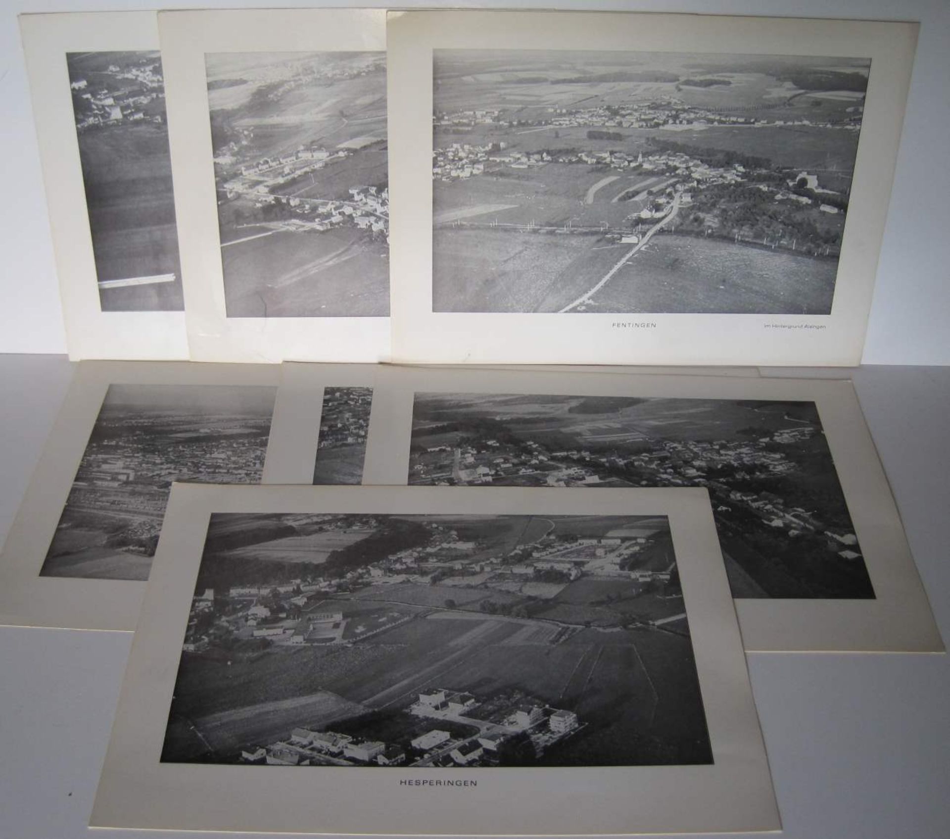 Ensemble de 8 photos aériennes des années 1960, 30 x 20 cm - - Set of 8 aerial [...]