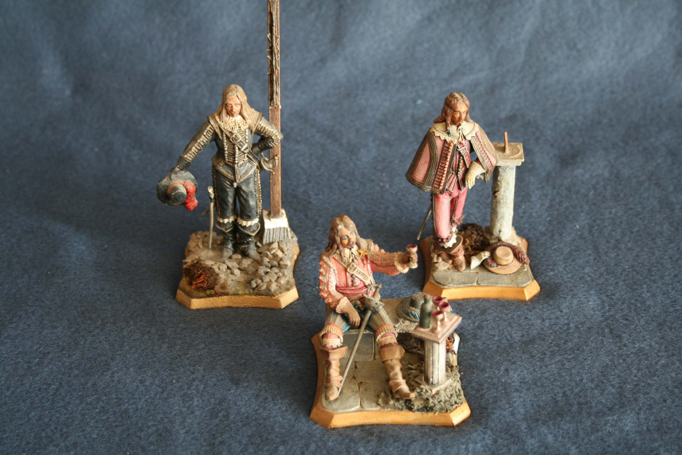 Ensemble de 3 personnages en plomb époque Renaissance (Louis XIII), de 7 à 10 cm de [...]