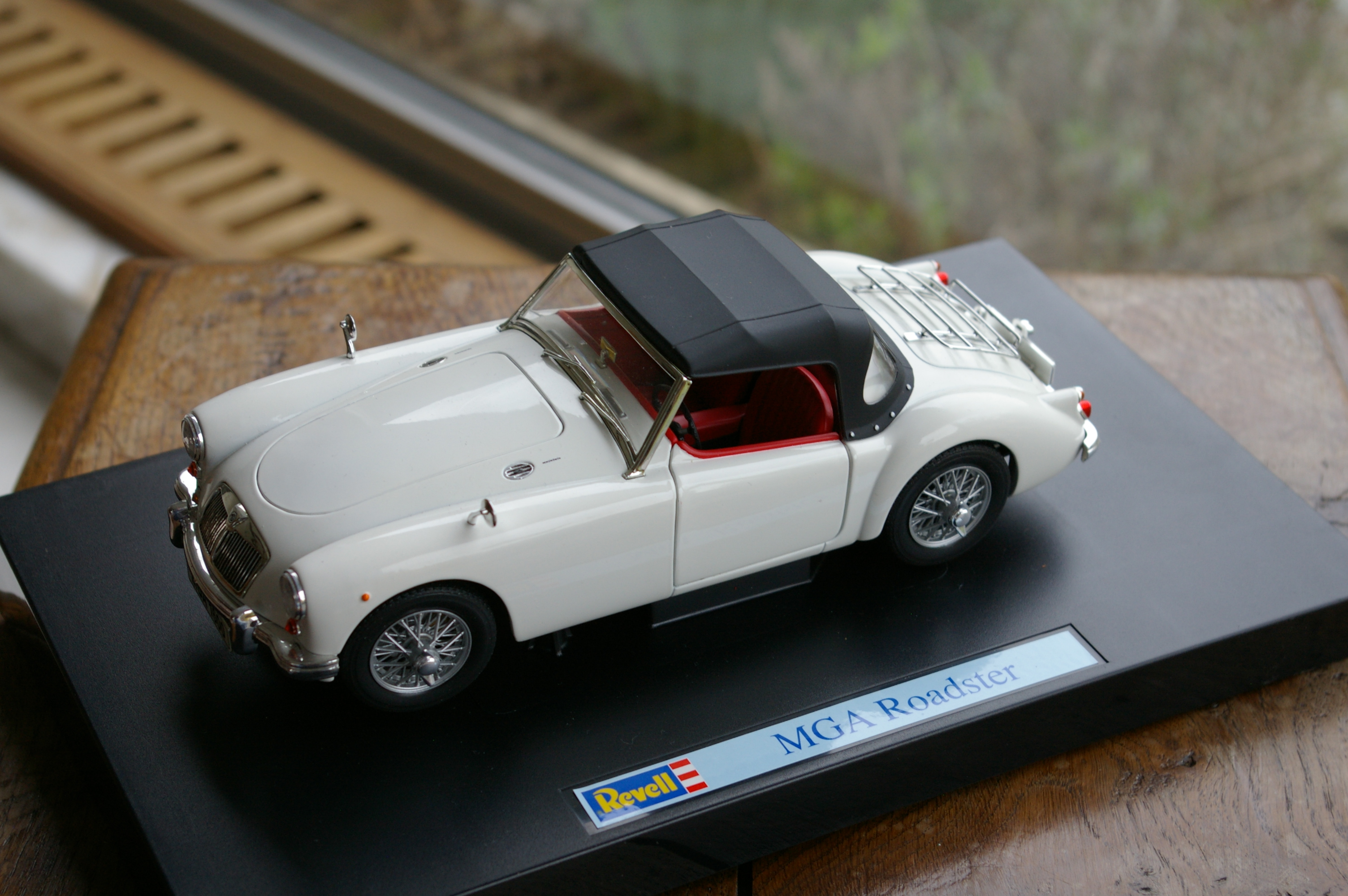 MGA Roadster 1600, Couleur blanc, support sans la boîte - Marque REVELL - - MGA [...]
