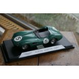 Aston Martin DBR1 de 1959, Couleur vert, support sans la boîte - Marque SHELBY [...]