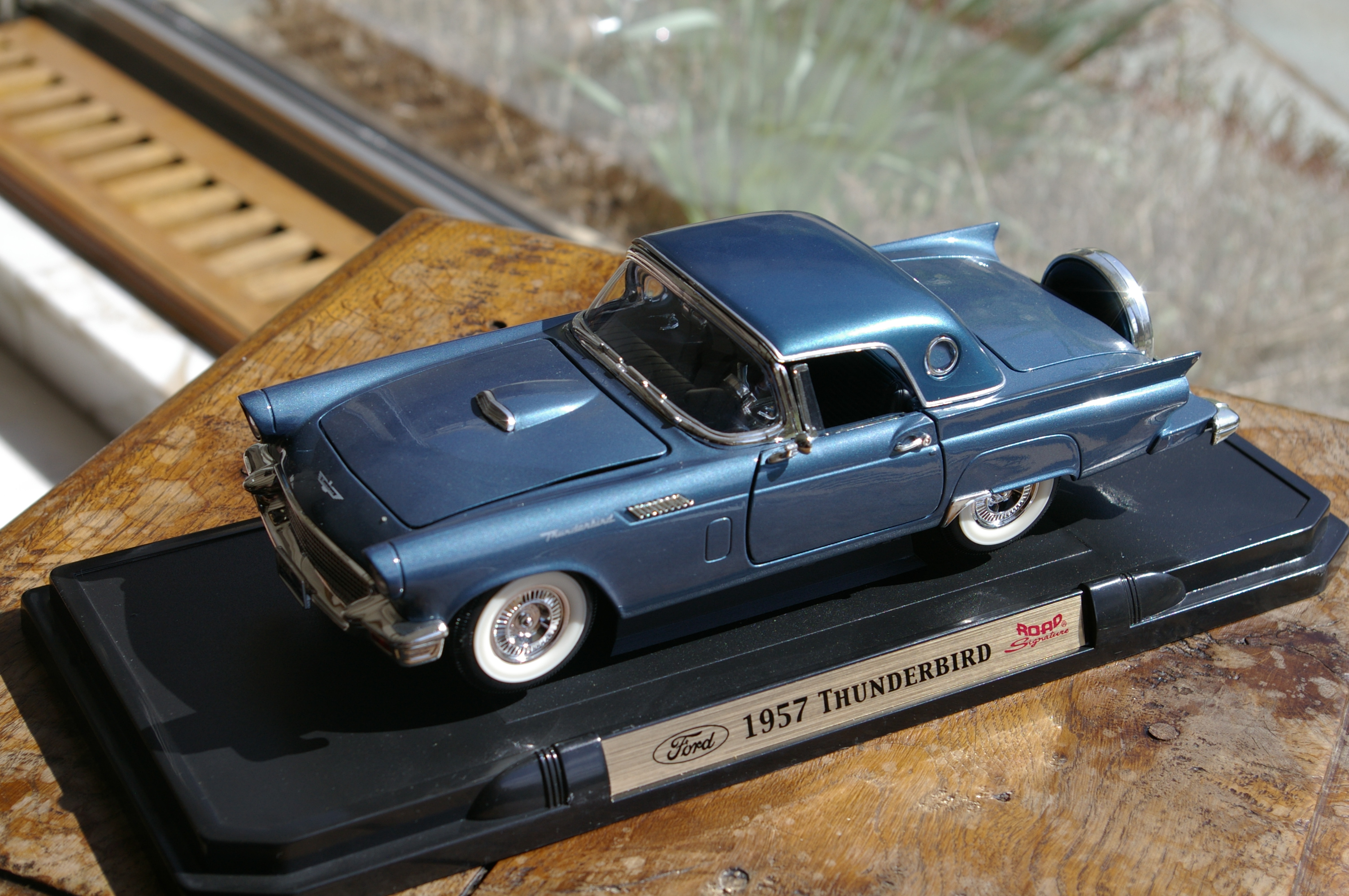 Ford Thunderbird de 1957, Couleur bleu, support sans la boîte - Marque ROAD [...]