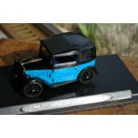 Austin de Luxe Saloon de 1932, Couleur bleu/noir, support sans la boîte - Marque [...]