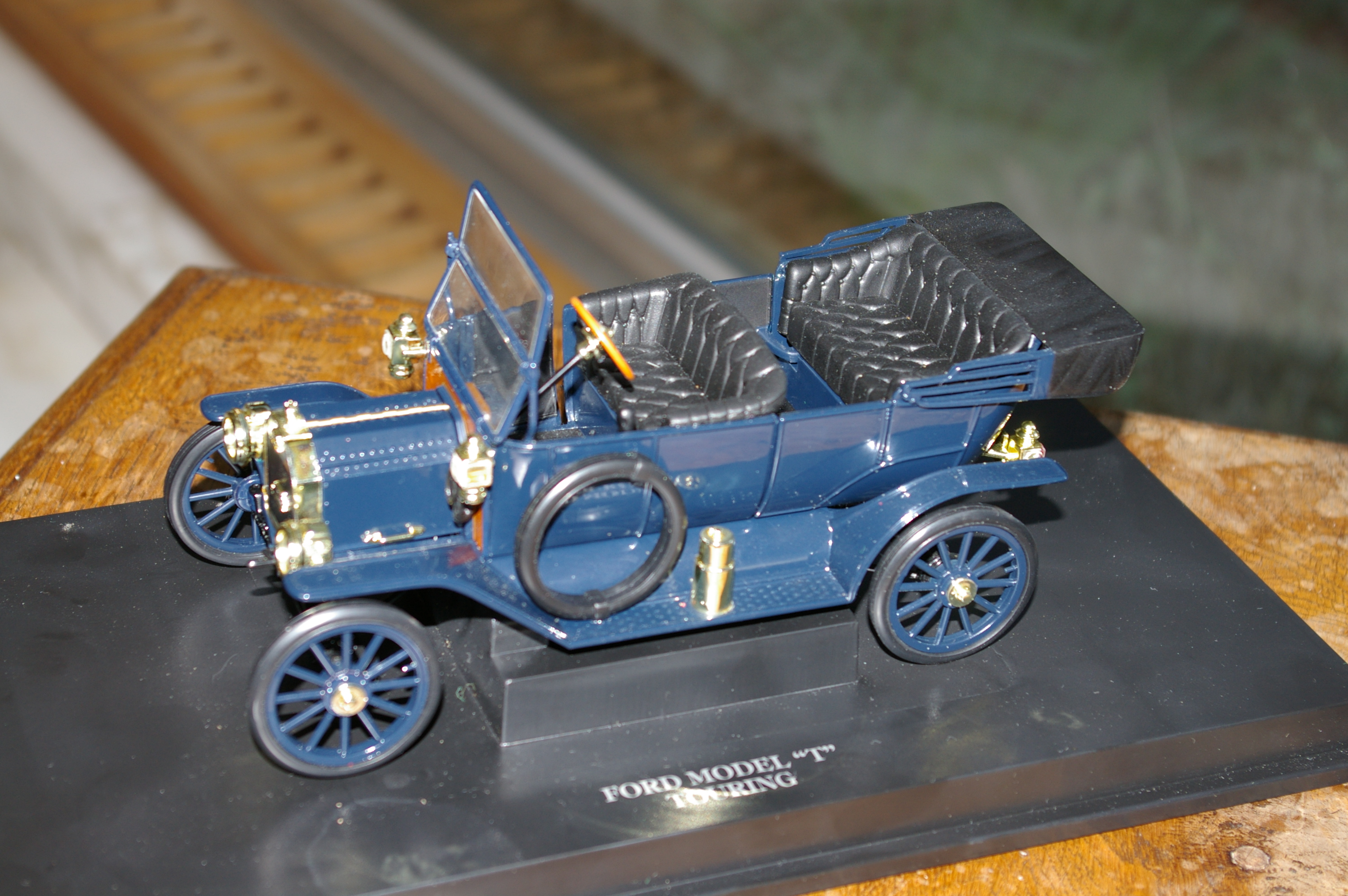 Ford Model T "Touring", Couleur bleu/noir, support sans la boîte - Marque UNIVERSAL [...]