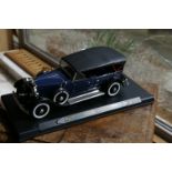 Lincoln Model K de 1931, Couleur bleu/noir, support sans la boîte - Marque RICKO - [...]