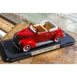 Ford Convertible de 1937, Couleur rouge, support sans la boîte - Marque ROAD [...]