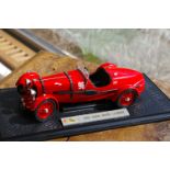 Aston Martin Le Mans de 1934, Couleur rouge, support sans la boîte - Marque SUN STAR [...]