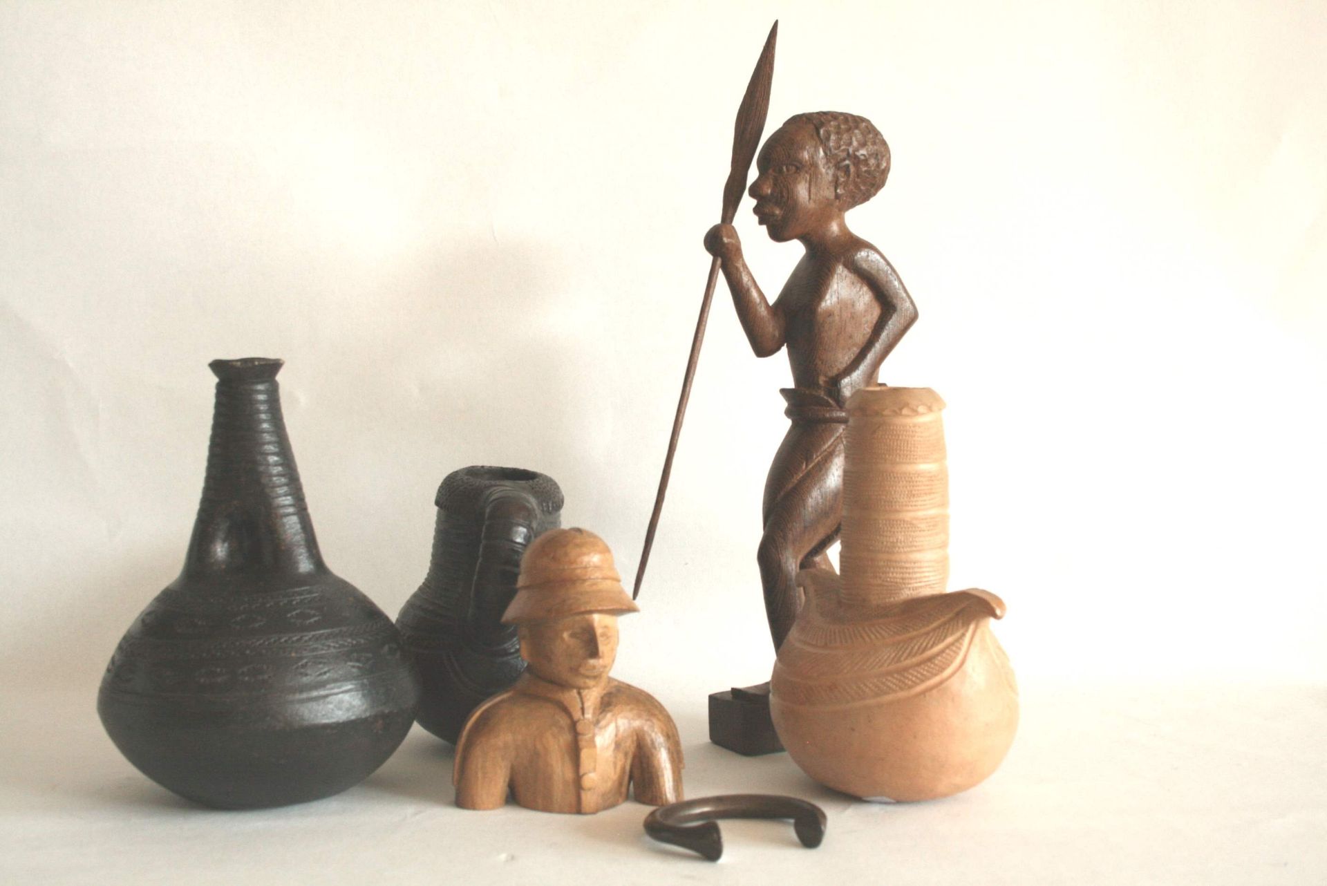 Ensemble d'objets africains : 3 poteries de différentes formes, 1 buste de colon [...]