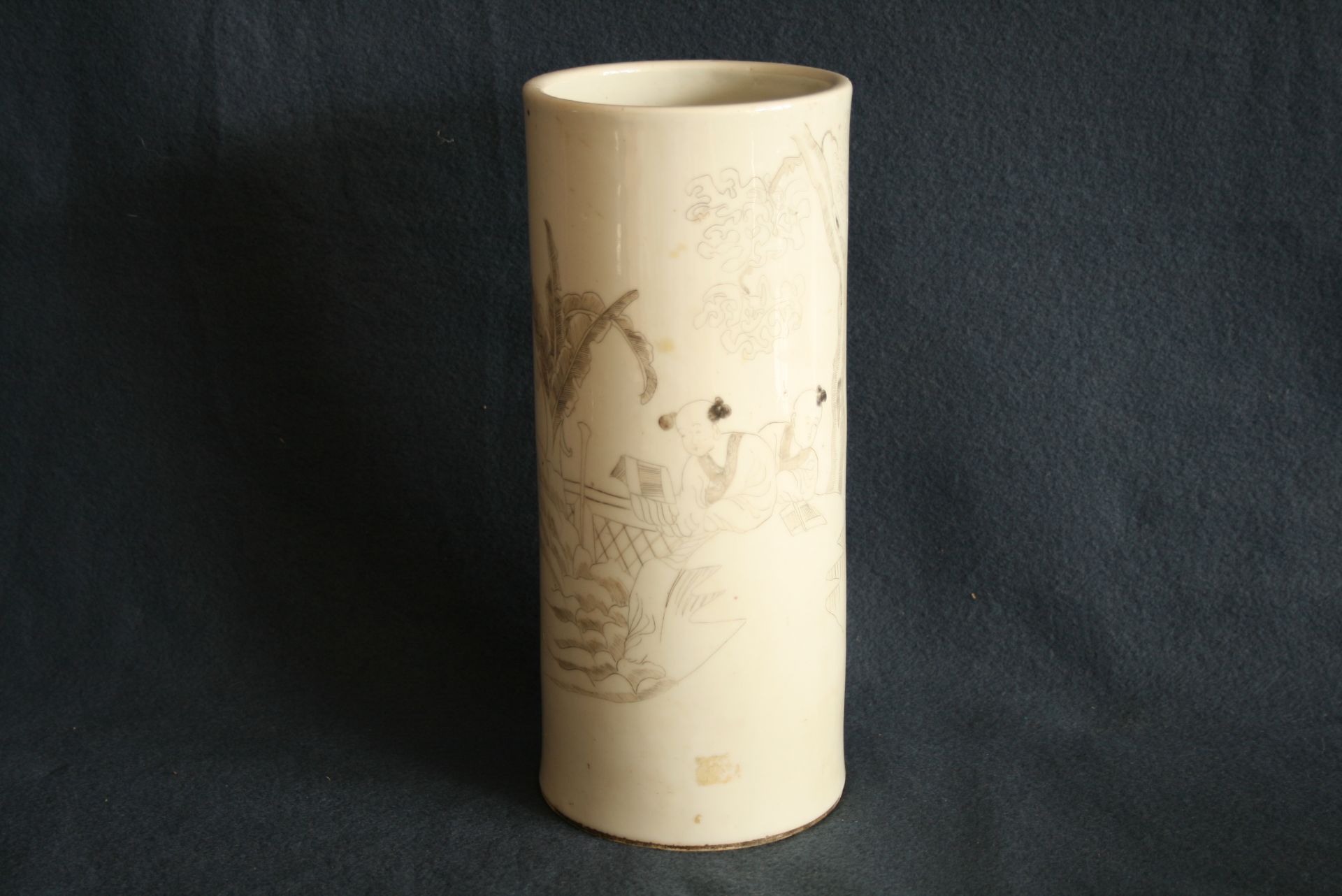 Vase chinois en porcelaine, début XXe - Hauteur : 28 cm - - Chinese porcelain vase, [...]