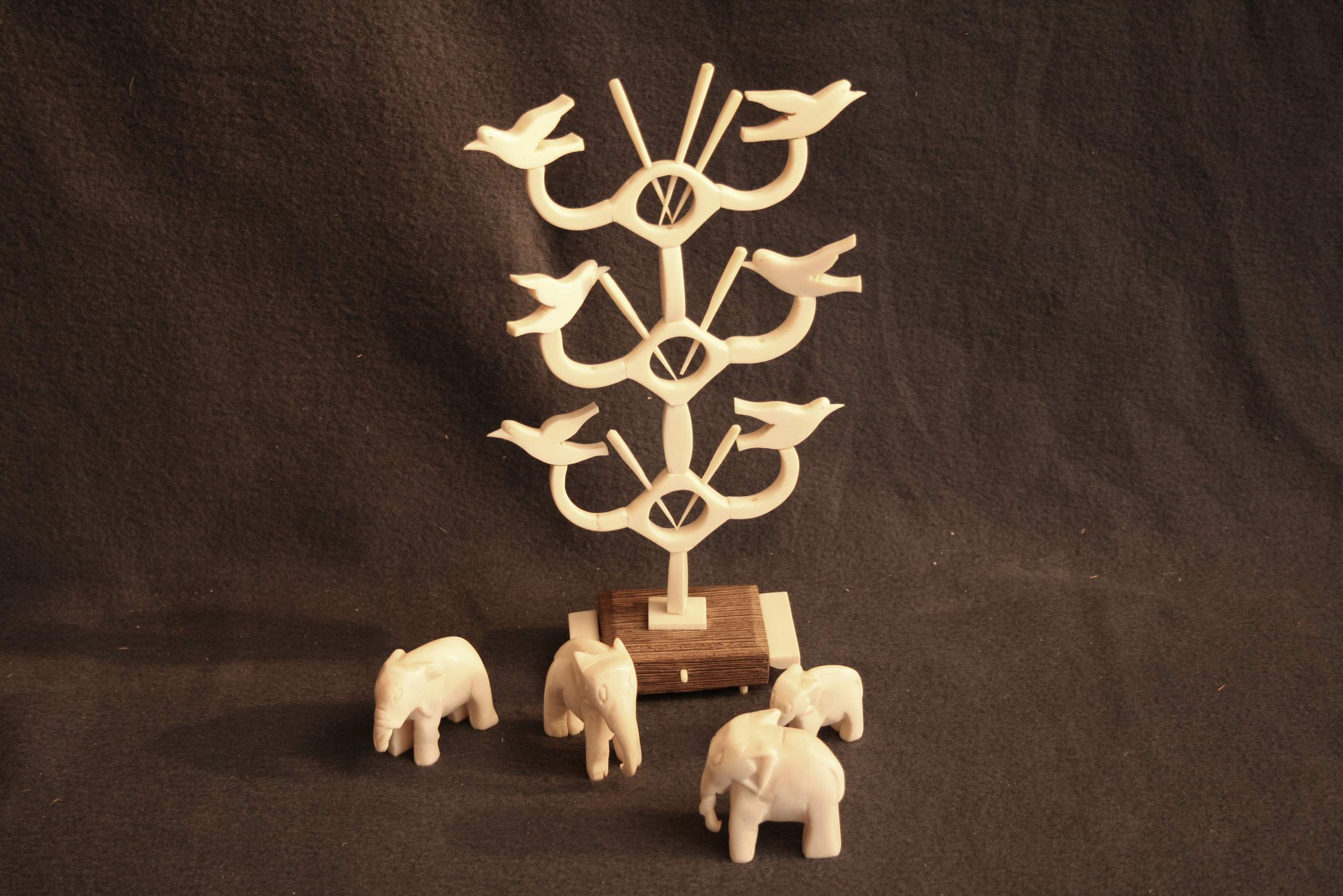 Ensemble de pièces en ivoire : Porte cure-dents en ivoire à décor d'oiseaux [...]