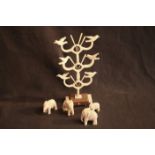 Ensemble de pièces en ivoire : Porte cure-dents en ivoire à décor d'oiseaux [...]