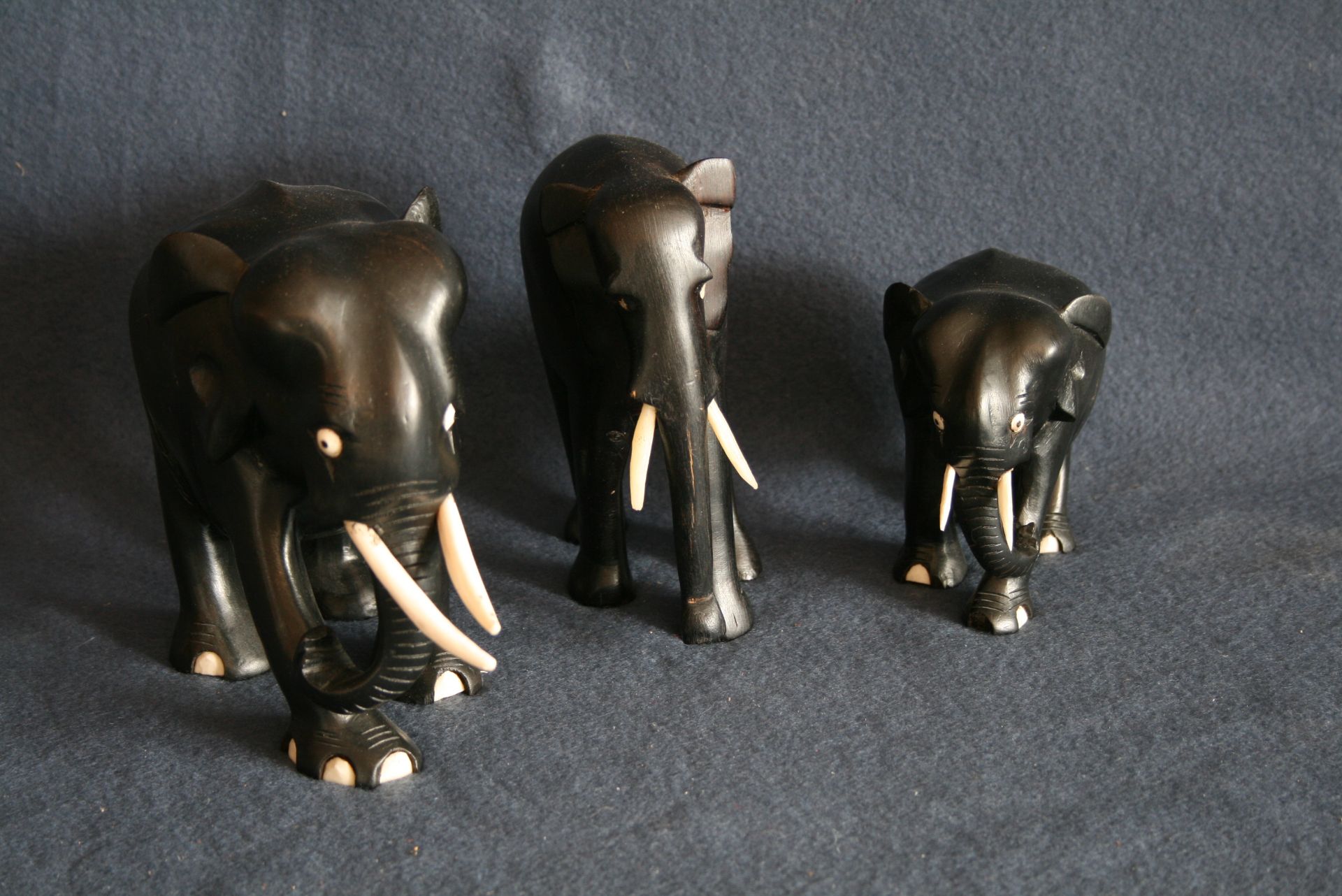 Ensemble de 3 éléphants en bois noirci - Hauteurs : 15, 14 et 10 cm - - Set of 3 [...]