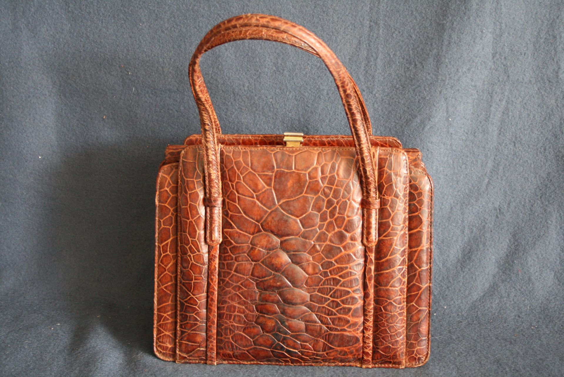 Sac à main en peau de crocodile, années 70, bonne condition - Dimensions : 25 x 20 [...]