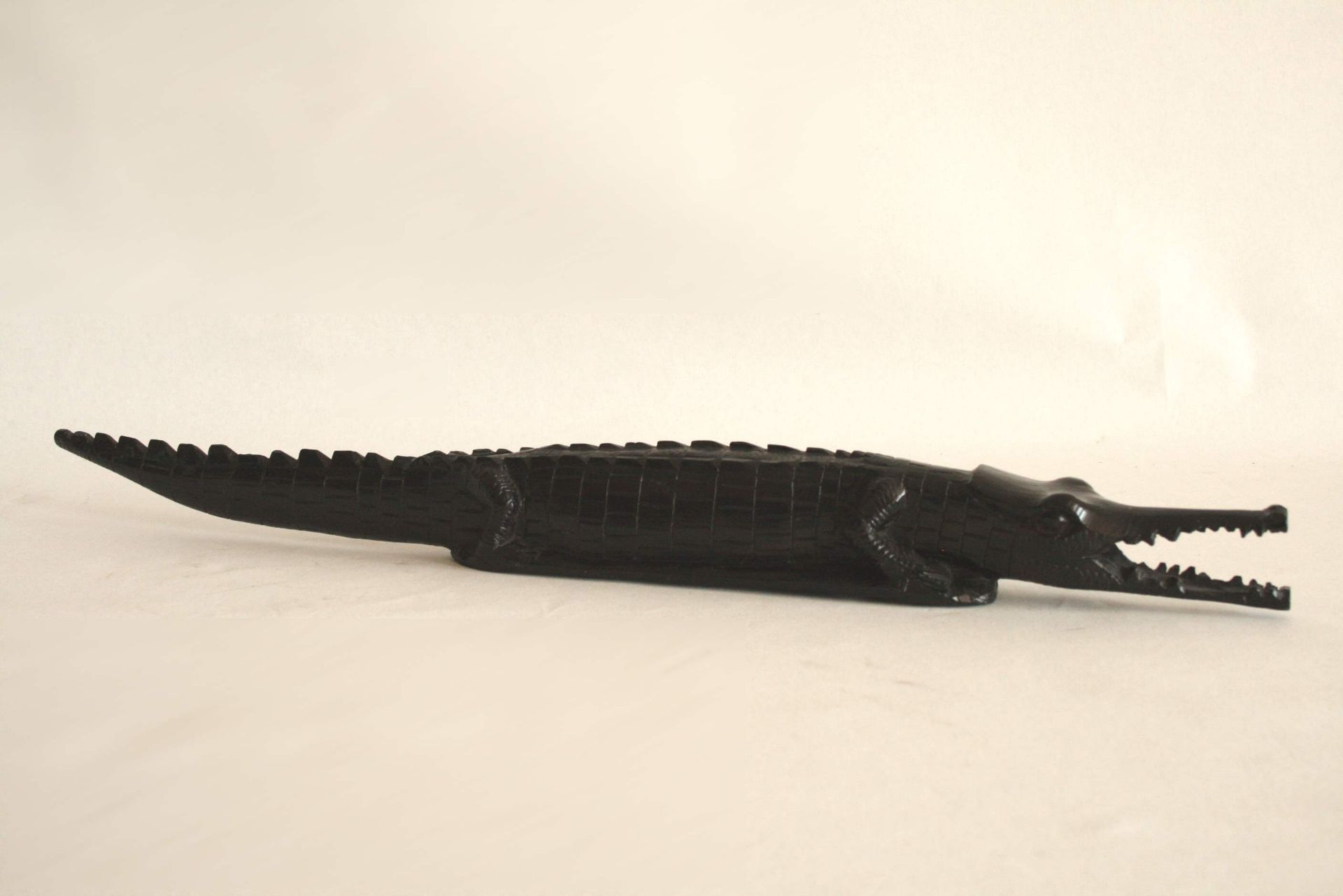 Pièce en ébène, travail des années 50 : Crocodile (longueur : 55 cm), une [...]