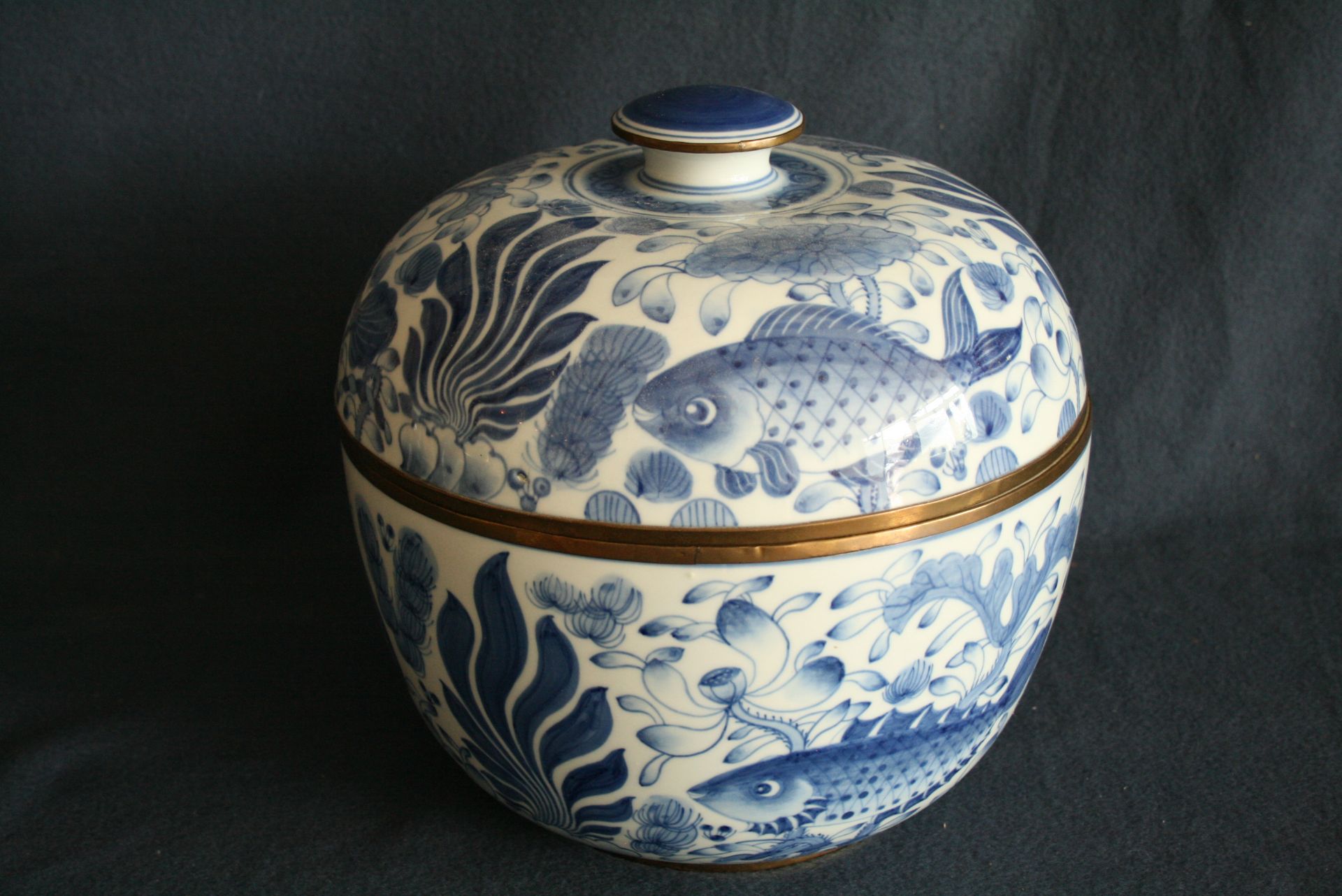 Grand bol avec couvercle en porcelaine chinoise aux motifs de poissons - Hauteur : 27 [...]