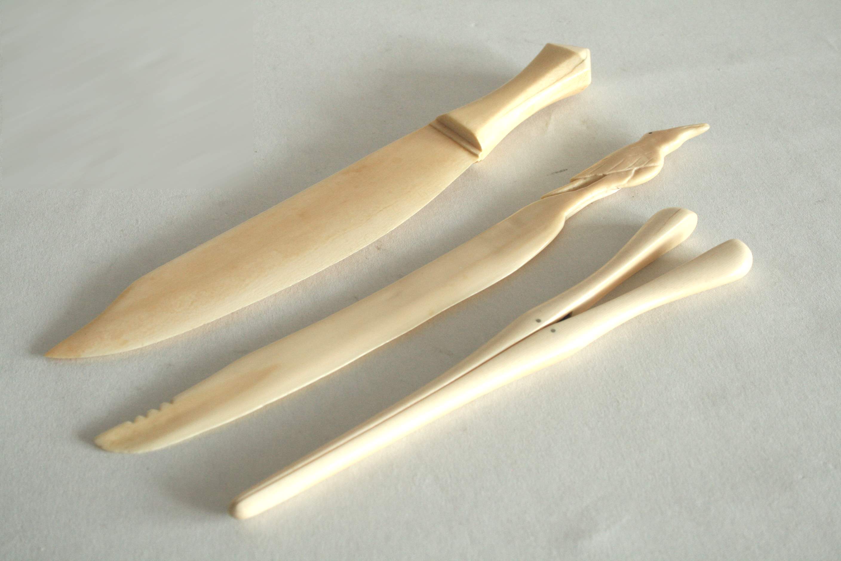 Ensemble de 3 objets sculptés : un coupe-papier (30 cm), une pince, un couteau [...]