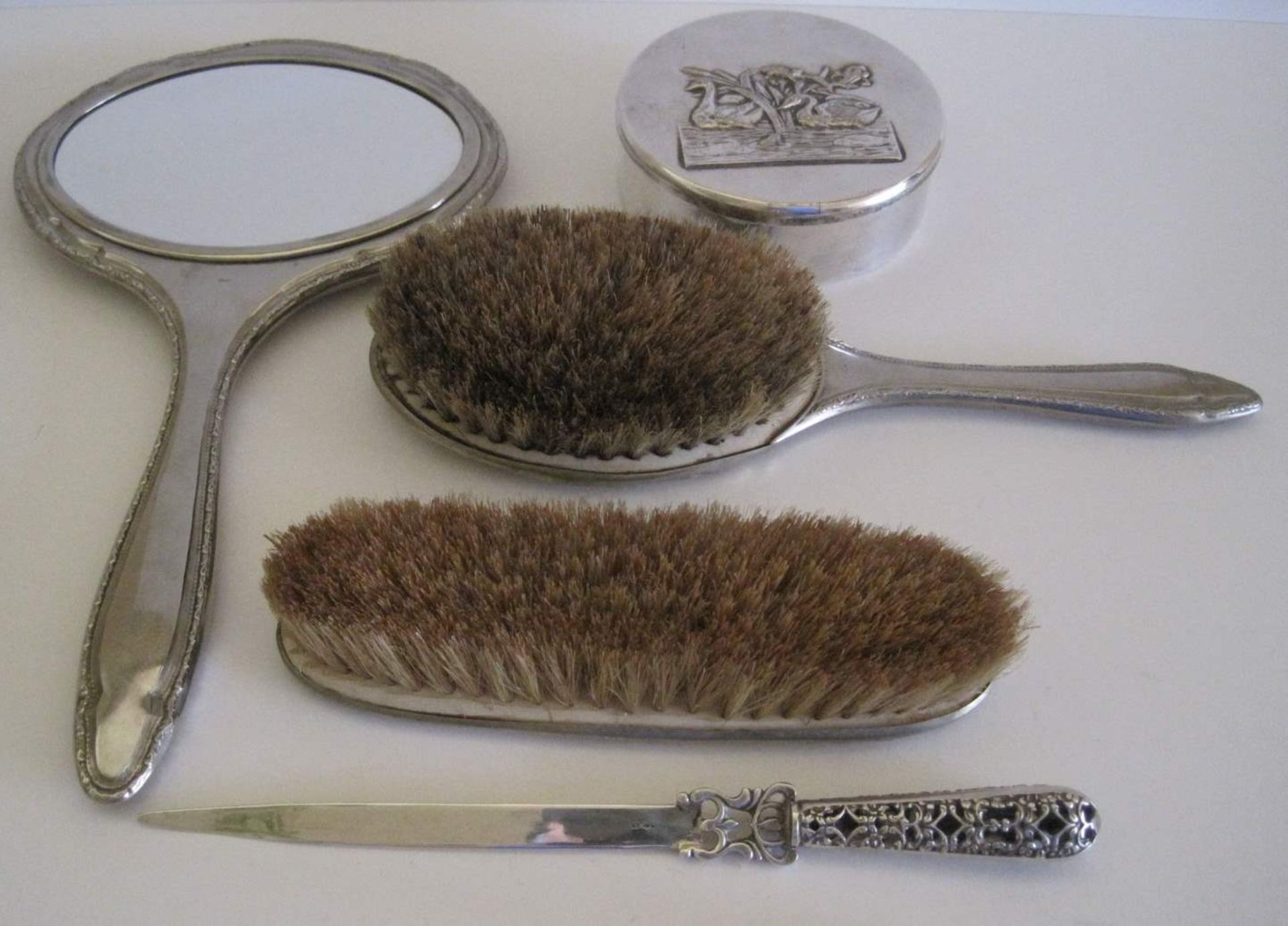 Ensemble d'accessoires en métal argenté : miroir marque Sölvo, brosse à cheveux [...]