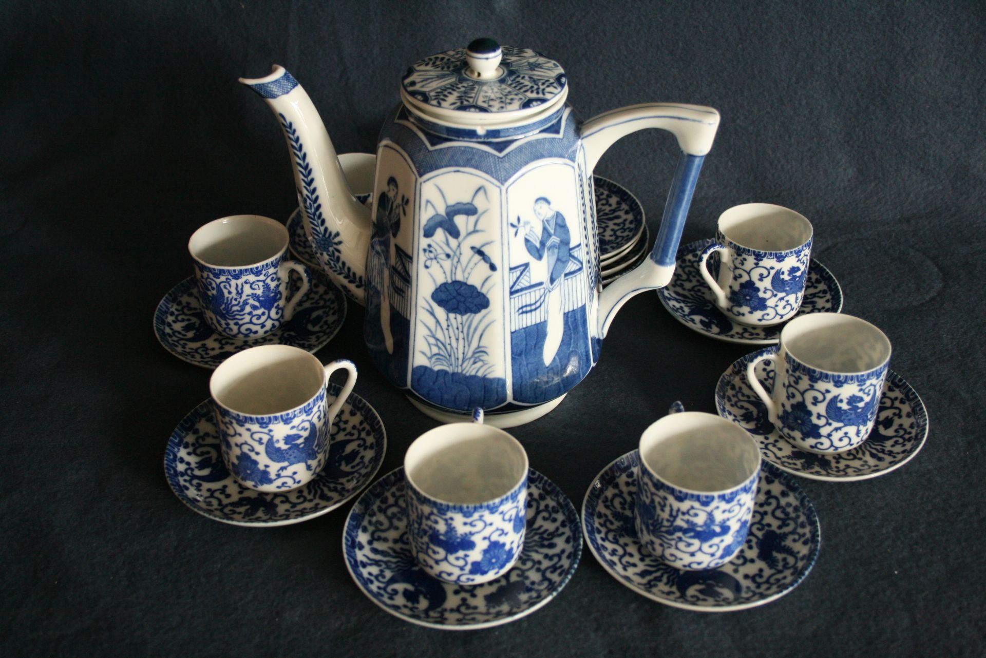 Service à thé en porcelaine japonaise, années 30 : 11 tasses et une théière (bec [...]